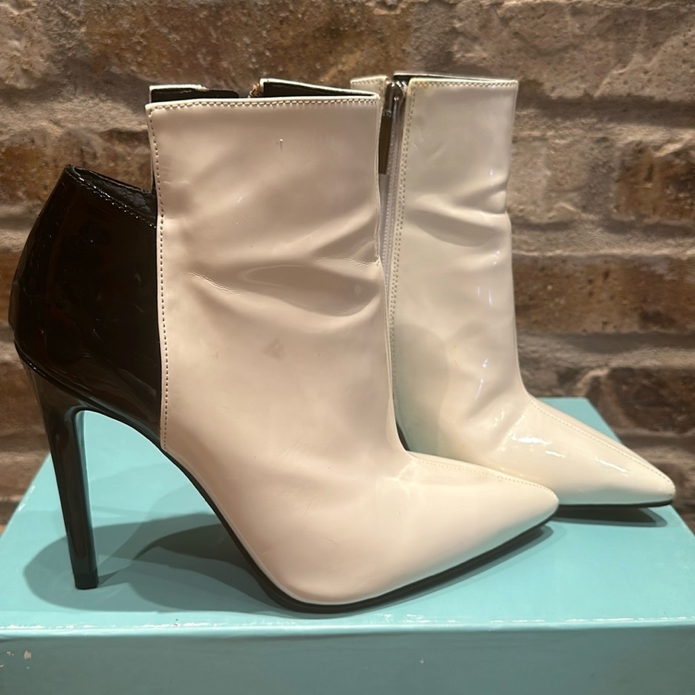 Kendall + Kylie kkAriana2 black and white booties size 6